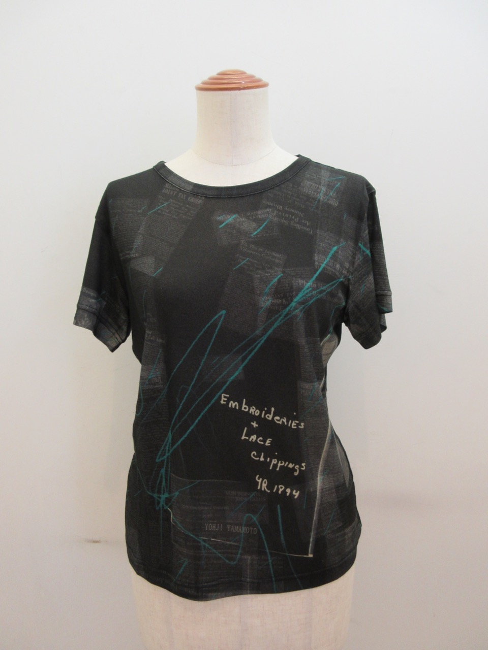 Y's YOHJI YAMAMOTO (ワイズ　ヨウジヤマモト) スムスニュースペーパープリント丸首半袖Tシャツ:ブラック
