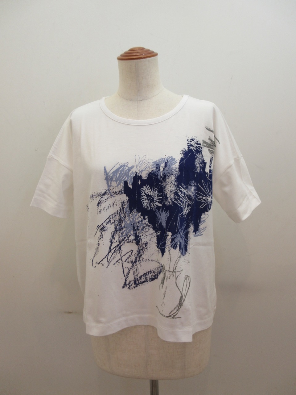 Y's YOHJI YAMAMOTO (ワイズ　ヨウジヤマモト) コットン天竺荒れている花柄顔料プリントゆったり丸首Tシャツ：オフホワイト