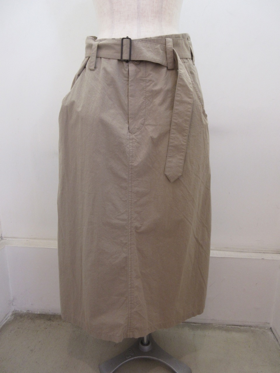 Y's YOHJI YAMAMOTO (ワイズ　ヨウジヤマモト) C/ダンプ製品シリコン洗いWベルトスカート：ベージュ