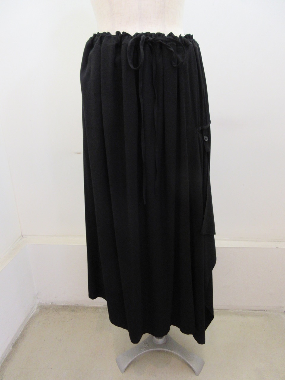 Y's YOHJI YAMAMOTO (ワイズ　ヨウジヤマモト) スパンギャバフラシギャザースカート：ブラック