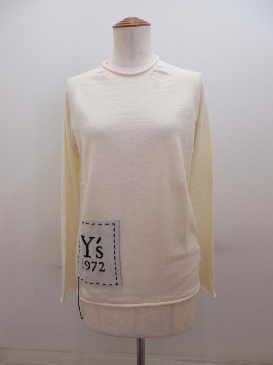 Y's YOHJI YAMAMOTO (ワイズ　ヨウジヤマモト) 12GY'sインターシャジャガードロゴラグラン袖ニット：オフホワイト