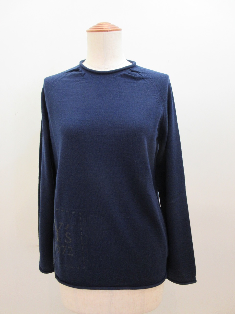 Y's YOHJI YAMAMOTO (ワイズ　ヨウジヤマモト) 12GY'sインターシャジャガードロゴラグラン袖ニット:ブルー