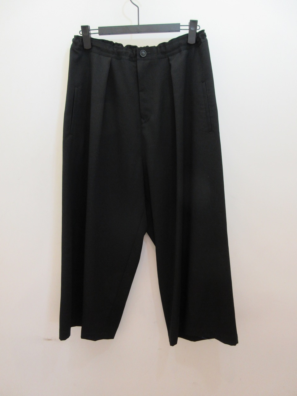 Y's YOHJI YAMAMOTO (ワイズ　ヨウジヤマモト) シワギャバ前タック太パンツ：ブラック