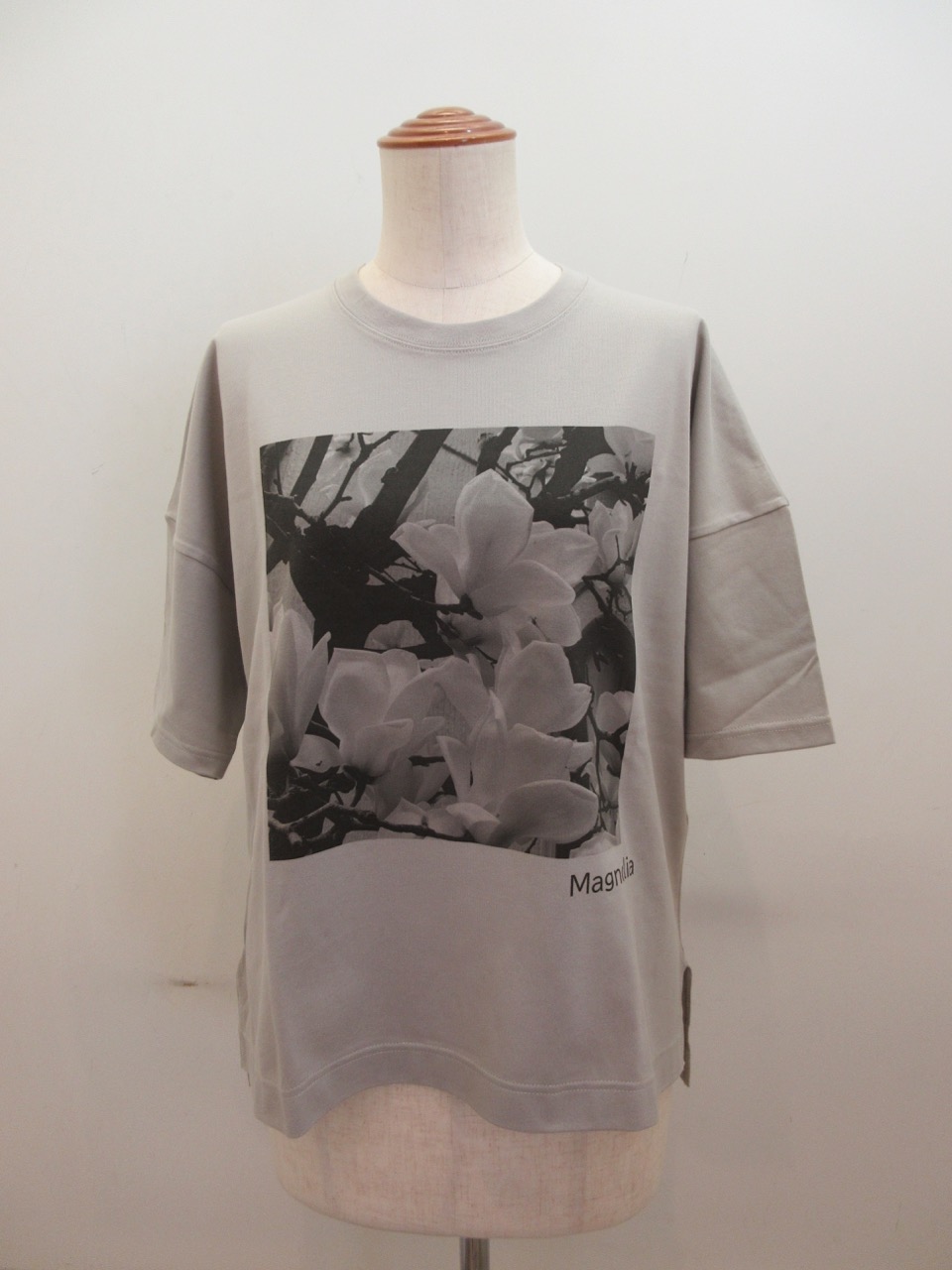 KEI Hayama PLUS(ケイハヤマプリュス) マグノリアフォットプリントモダン天竺半袖Tシャツ:ライトグレー