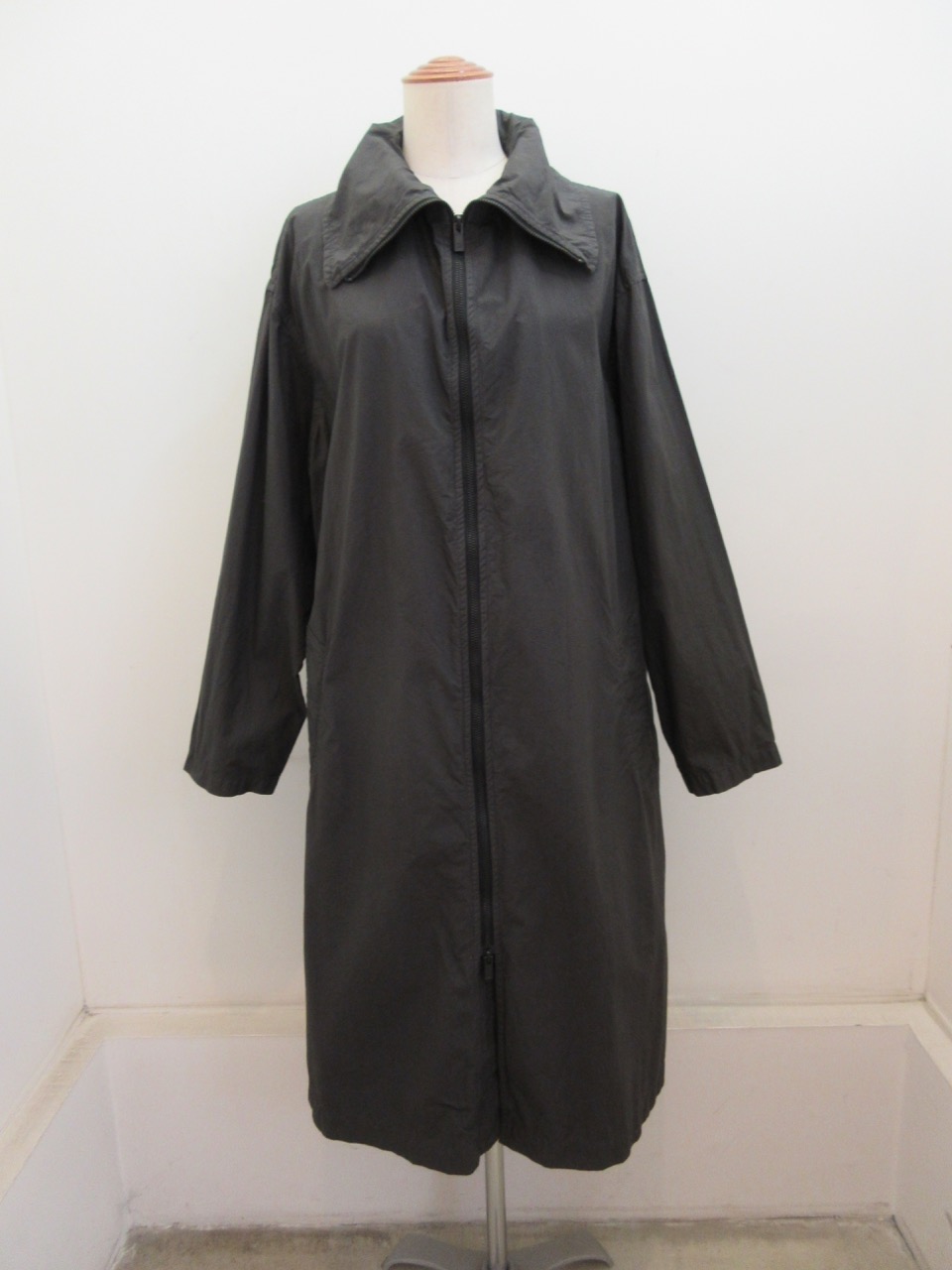 Y's YOHJI YAMAMOTO (ワイズ　ヨウジヤマモト) コットンタイプライター製品染めBIG衿ZIPコート：グレー
