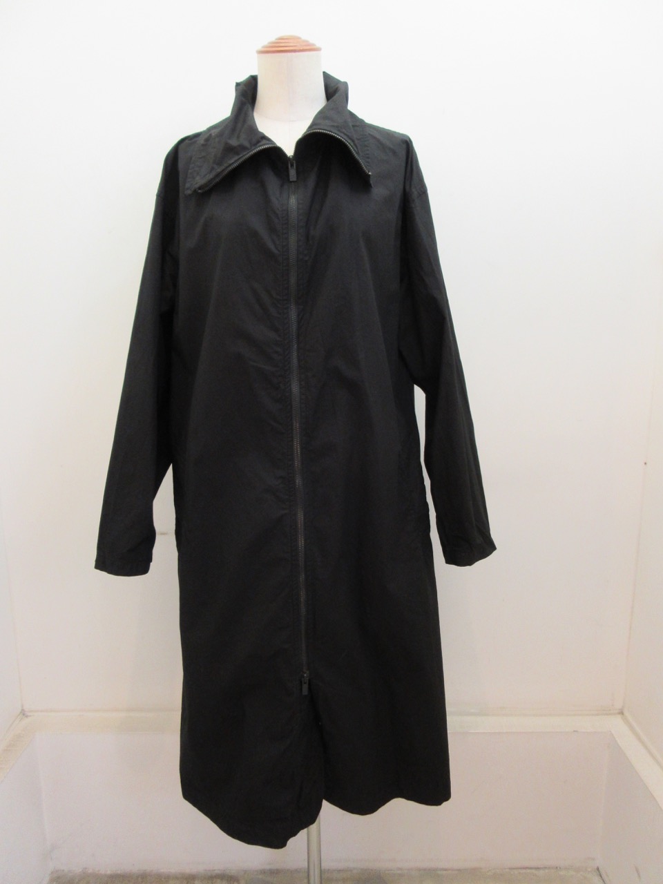 Y's YOHJI YAMAMOTO (ワイズ　ヨウジヤマモト) コットンタイプライター製品染めBIG衿ZIPコート:ブラック
