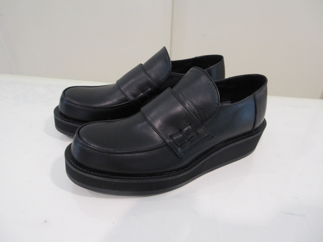Y's YOHJI YAMAMOTO (ワイズ　ヨウジヤマモト) スムースレザー厚底ローファー：ブラック