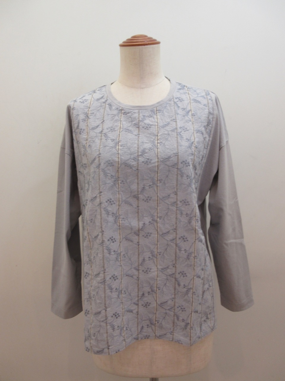 KEI Hayama PLUS(ケイハヤマプリュス) スモールリーフ刺繍ストライプ×パウダリー天竺長袖Tシャツ:ブルー