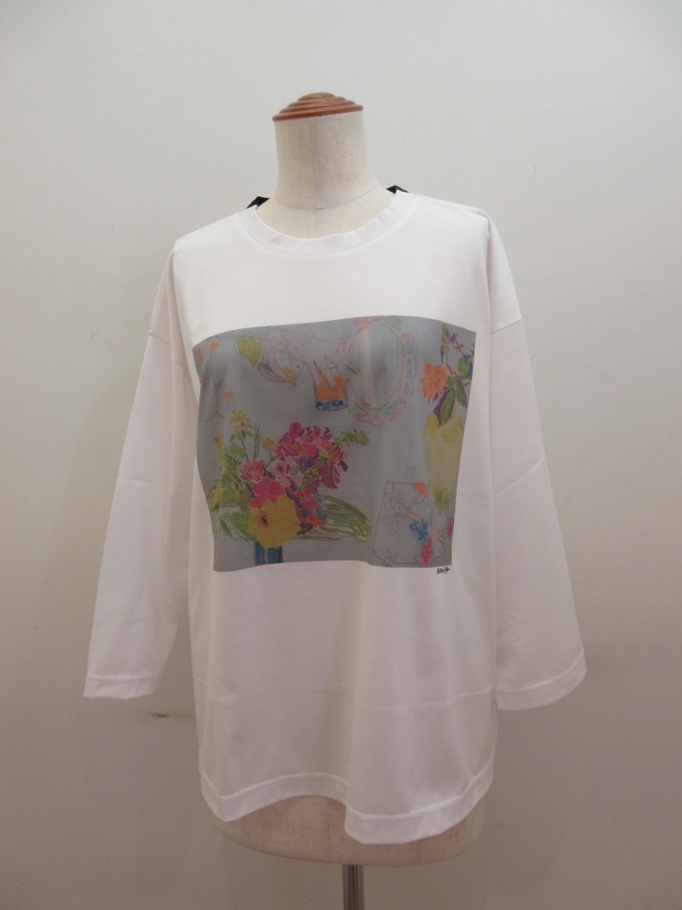 KEI Hayama PLUS(ケイハヤマプリュス) ジュンイイダ花柄プリントギザブレンド天竺長袖Tシャツ：ホワイト