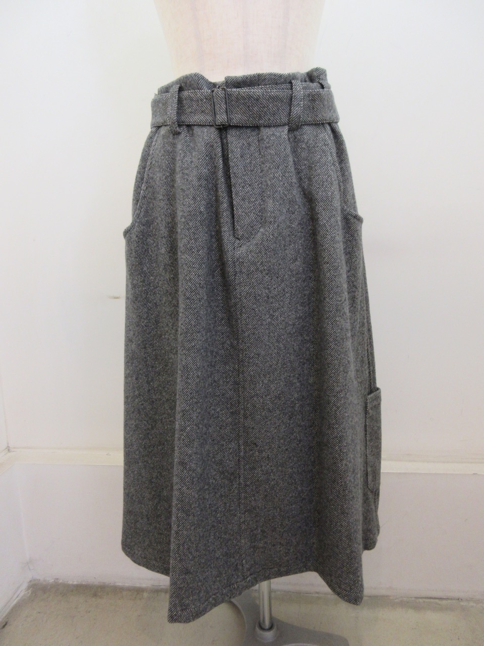 Y's YOHJI YAMAMOTO (ワイズ　ヨウジヤマモト) W/NY綾フラノWベルトスカート：ホワイト／ブラック