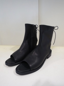 Y's YOHJI YAMAMOTO (ワイズ　ヨウジヤマモト) ソフトスムースレザー先なしブーティー：ブラック