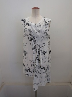 Y's YOHJI YAMAMOTO (ワイズ　ヨウジヤマモト) ジョーゼットメッセージプリントノースリーブドレープブラウス：ホワイト