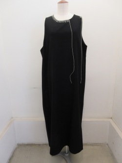 Y's YOHJI YAMAMOTO (ワイズ　ヨウジヤマモト) ウールフラノハンドステッチノースリーブドレス：ブラック