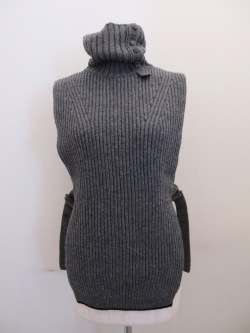 Y's YOHJI YAMAMOTO (ワイズ　ヨウジヤマモト)ラムウール釦ウェアラブルポンチョ:グレー