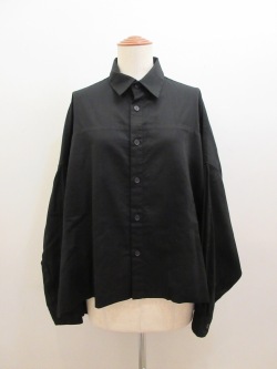 Y's YOHJI YAMAMOTO (ワイズ　ヨウジヤマモト) コットン薄ツイル前二重ビッグブラウス: ブラック