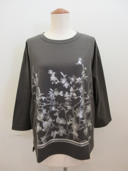 KEI Hayama PLUS(ケイハヤマプリュス)  アーモンドの花かすれ箔プリントスーピーマ天竺七分袖Tシャツ:チャコール
