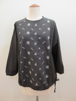 KEI Hayama PLUS(ケイハヤマプリュス) スモールリフ刺繍×ギザンティ天竺裾紐入りTシャツ：チャコール