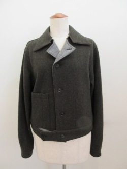 Y's YOHJI YAMAMOTO (ワイズ　ヨウジヤマモト) W/NYリバージャージ衿ハズシショートジャケット：カーキ