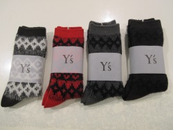 Y's YOHJI YAMAMOTO (ワイズ　ヨウジヤマモト) ノルディック柄ジャガードソックス：左からグレー／レッド／ダークグレー／ブラック
