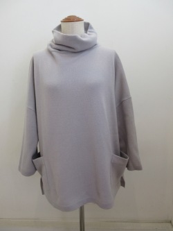 H.A.K (ハク) スーパーメルノウールオフネックチュニックニット:ライトグレー