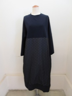 KEI Hayama PLUS(ケイハヤマプリュス) モクロディ×メモリードットクルーネック長袖ワンピース：ネイビー