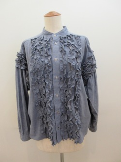 H.A.K (ハク) ブラッシュドツイル台襟フリルブラウス：ブルー