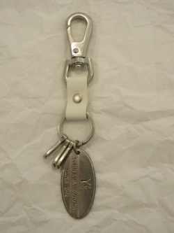 Y's YOHJI YAMAMOTO (ワイズ　ヨウジヤマモト) Y'sプレート付きキーリング：ホワイト