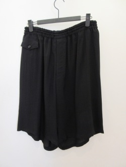 Y's YOHJI YAMAMOTO (ワイズ　ヨウジヤマモト) 強撚サージショートパンツ：ブラック