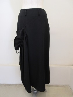 Y's YOHJI YAMAMOTO (ワイズ　ヨウジヤマモト) シワギャバ右ギャザースカート：ブラック