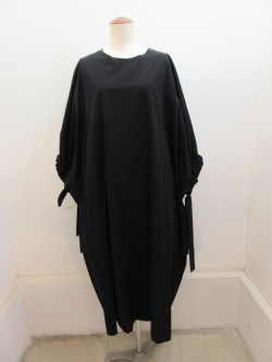 Y's YOHJI YAMAMOTO (ワイズ　ヨウジヤマモト) 反発CCブロード袖口G丸首ワンピース：ブラック