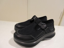 H.A.K (ハク) Tストラップ厚底メッシュスニカー：ブラック