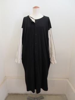 Y's YOHJI YAMAMOTO (ワイズ　ヨウジヤマモト) コットンリネン天竺×コットンストライプノーカラー前開きワンピース：ホワイト／ブラック