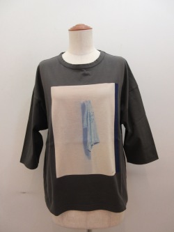 KEI Hayama PLUS(ケイハヤマプリュス) ジュンイイダカラープリント×スーピマ天竺七分袖Tシャツ：チャコール