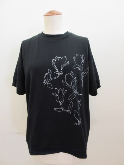 KEI Hayama PLUS(ケイハヤマプリュス) スーピマ天竺モクレンプリント半袖Tシャツ:ブラック