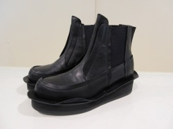 Y's YOHJI YAMAMOTO (ワイズ　ヨウジヤマモト)オイルスムース断ち切りサイドゴアブール：ブラック