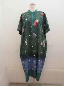 KEI Hayama PLUS(ケイハヤマプリュス) 湖に飛ぶ時計草プリント×キュプラコットンシワ加工半袖ワンピース:グリーン