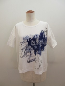 Y's YOHJI YAMAMOTO (ワイズ　ヨウジヤマモト) コットン天竺荒れている花柄顔料プリントゆったり丸首Tシャツ：オフホワイト