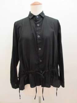 Y's YOHJI YAMAMOTO (ワイズ　ヨウジヤマモト) コットン薄ツイル製品柔軟洗い前ギャザー長袖ブラウス:ブラック