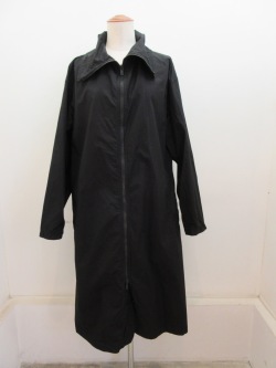 Y's YOHJI YAMAMOTO (ワイズ　ヨウジヤマモト) コットンタイプライター製品染めBIG衿ZIPコート:ブラック