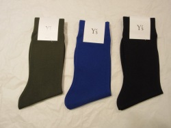 Y's YOHJI YAMAMOTO (ワイズ　ヨウジヤマモト) ナイロン天竺定番ソックス：左からカーキ／ブルー／ブラック