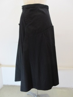 Y's YOHJI YAMAMOTO (ワイズ　ヨウジヤマモト) コットンツイルマチ入りフレアスカート:ブラック