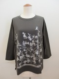 KEI Hayama PLUS(ケイハヤマプリュス)  アーモンドの花かすれ箔プリントスーピーマ天竺七分袖Tシャツ:チャコール