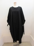 Y's YOHJI YAMAMOTO (ワイズ　ヨウジヤマモト) 反発CCブロード袖口G丸首ワンピース：ブラック