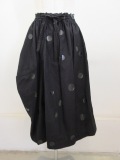 Y's YOHJI YAMAMOTO (ワイズ　ヨウジヤマモト) ブロードドット厚盛顔料プリント製品洗い左タック落ちギャザースカート：ブラック