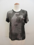 Y's YOHJI YAMAMOTO (ワイズ　ヨウジヤマモト) スムスニュースペーパープリント丸首半袖Tシャツ：グレー