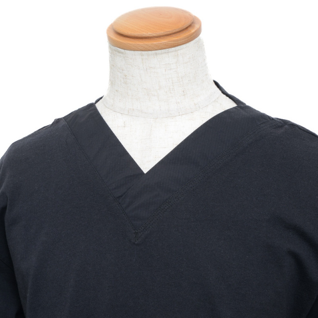 MONCLER ブラック Vネック Tシャツ スリムフィット（2025年最新