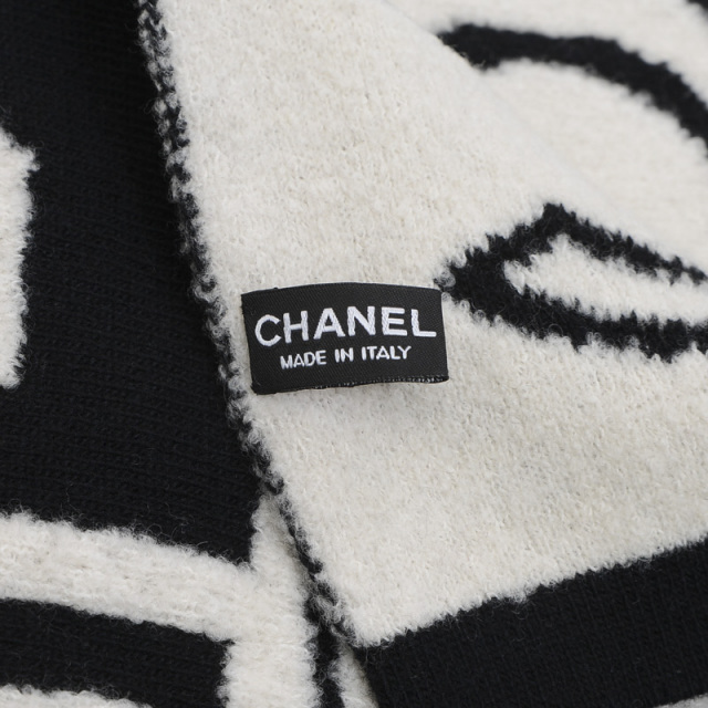 専用⭐︎新品　タグ付き　CHANEL ロゴマフラー 黒/白⭐︎ シャネル/マフラー/黒×白×マルチの買取実績【ブランディア】