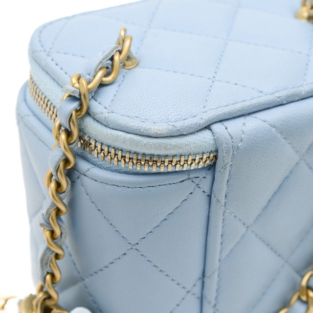CHANEL ライトブルー ミニバニティーバッグ