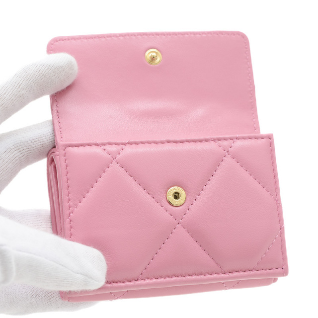 シャネル シャネル19 スモール フラップ ウォレット ラムスキン ピンク