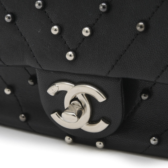 シャネル シェブロン Vステッチ スタッズ ラムスキン ブラック  